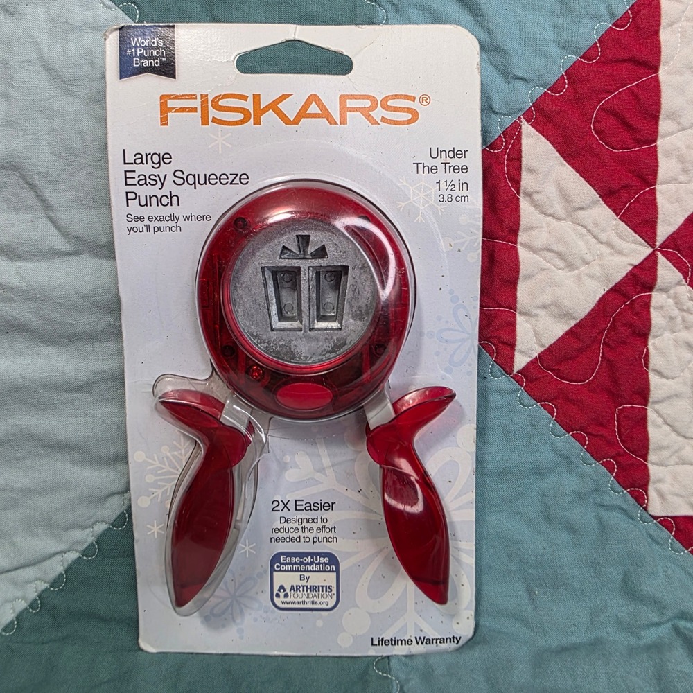 Fiskars Large Easy Squeeze Punch Under The Tree Christmas Present 1.5in Red